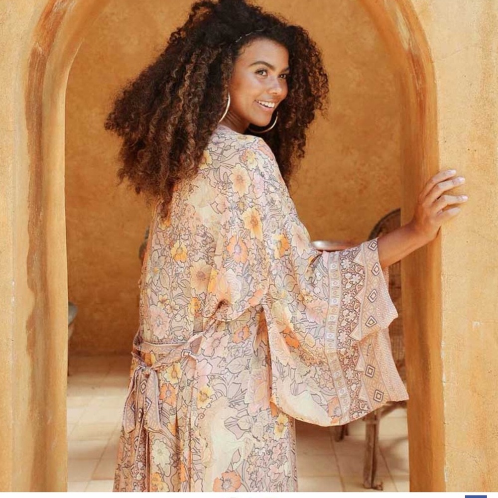 Beautiful kimono style silky top/wrap/robe - Picture 2 of 11